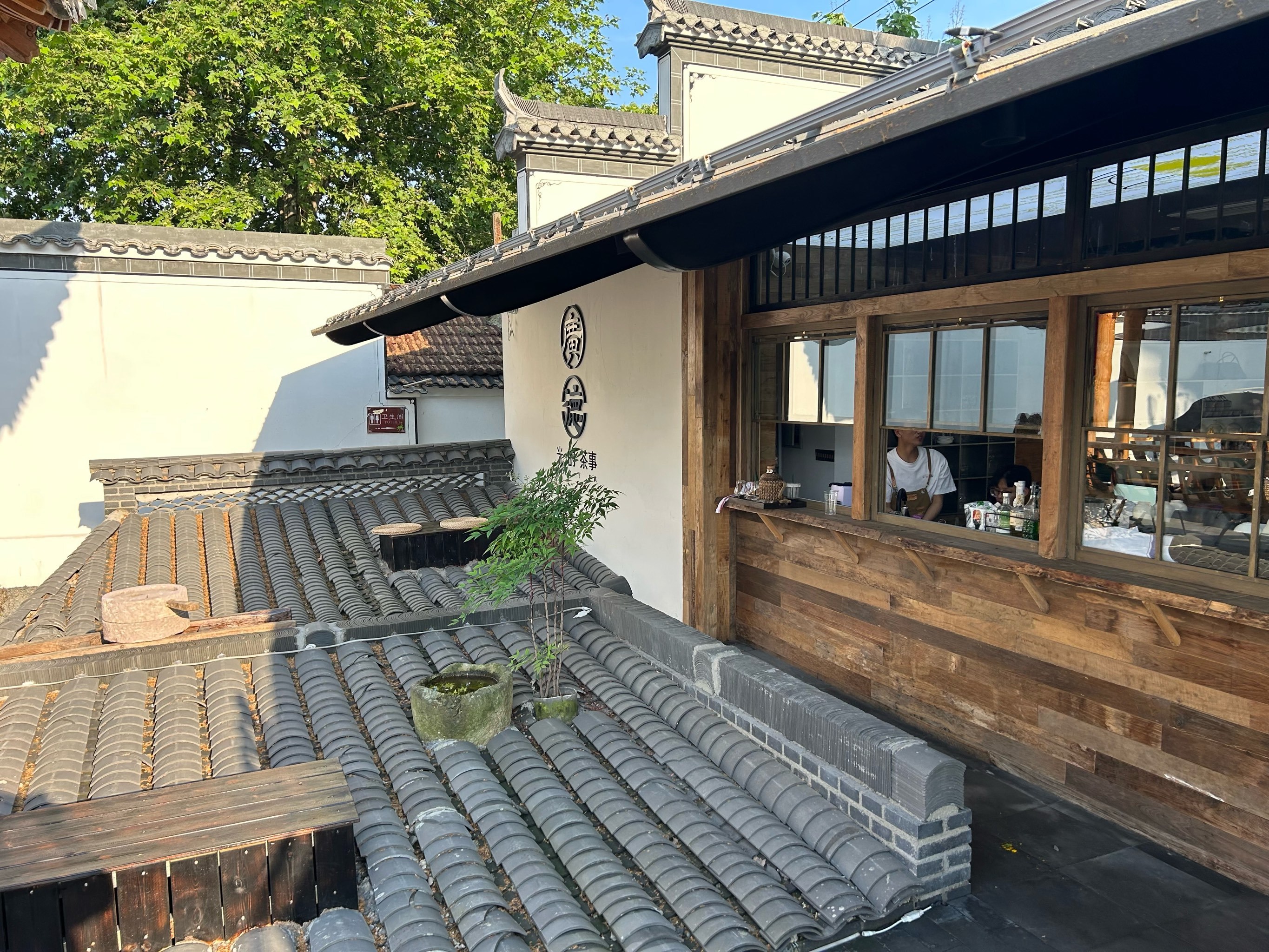 毗邻天寿寺塔的中式庭院茶吧，白墙黛瓦配竹帘