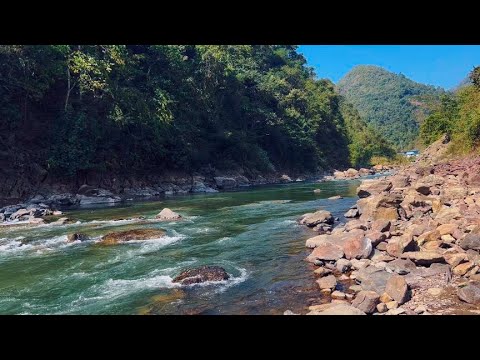 峡谷中碧绿的彩云溪在阳光下波光粼粼