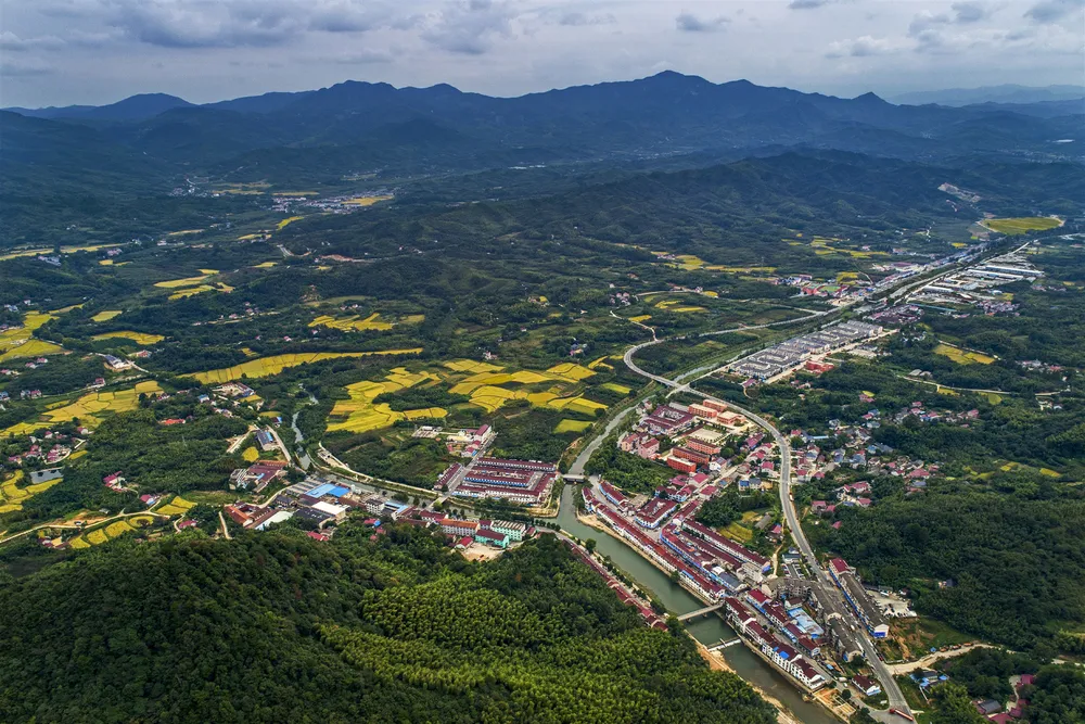 太平村晨雾中的梯田与远山