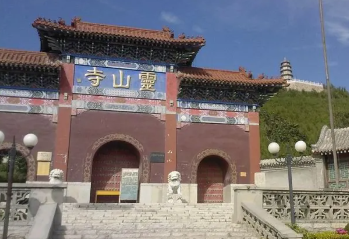 始建于隋唐的灵山寺古朴建筑香火缭绕