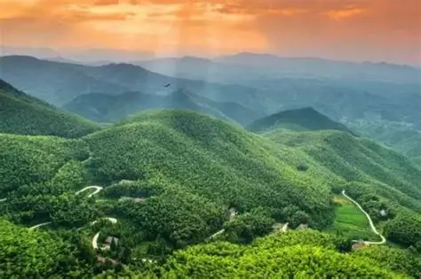 太山主峰清晨云海日出，远山层叠